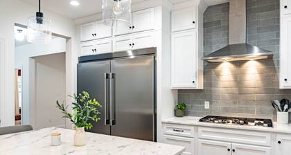 Luxuriously Lakeside by Avantstay Lakefront Retreat w Game Room