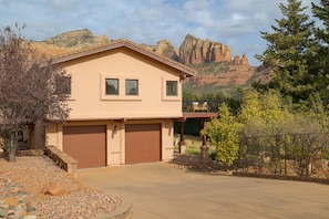 House | 5 bedrooms - Sedona Sunrise by Avantstay Majestic Red Rocks Views Walk to Jordan Trailhead Peloton Bike Hot Tub Wifi (Sedona)