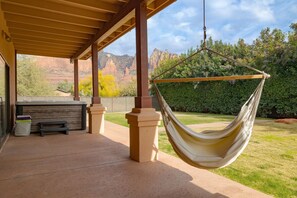 Room - Sedona Sunrise by Avantstay Majestic Red Rocks Views Walk to Jordan Trailhead Peloton Bike Hot Tub Wifi (Sedona)