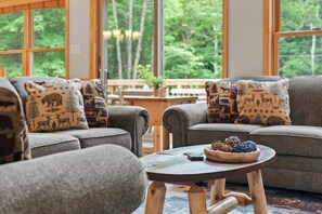 6 bedrooms - Bluejay Getaway by Avantstay Walk to Lake 7bdr Hot Tub Pool Table (Albrightsville)