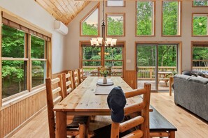 6 bedrooms - Bluejay Getaway by Avantstay Walk to Lake 7bdr Hot Tub Pool Table (Albrightsville)