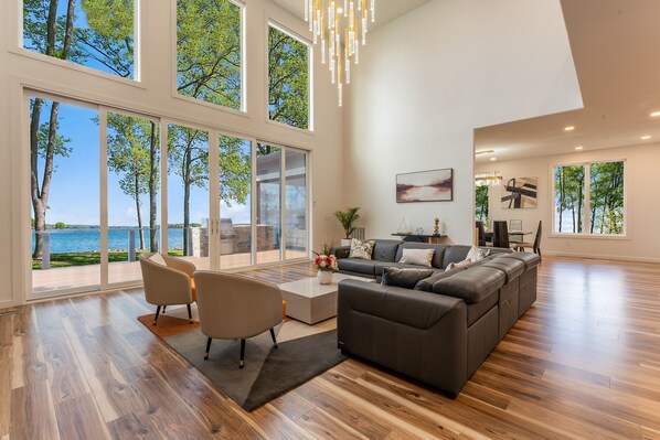 House | 5 bedrooms - Paradise Peninsula by Avantstay Waterfront Private Beach Hot Tub View (Mooresville)