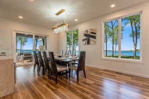 House | 5 bedrooms - Paradise Peninsula by Avantstay Waterfront Private Beach Hot Tub View (Mooresville)