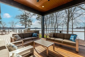 House | 5 bedrooms - Paradise Peninsula by Avantstay Waterfront Private Beach Hot Tub View (Mooresville)