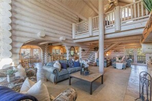 House | 4 bedrooms - Penticton Lodge by Avantstay Log Cabin Home w Incredible Views Large Patio Hot Tub (Big Bear Lake)