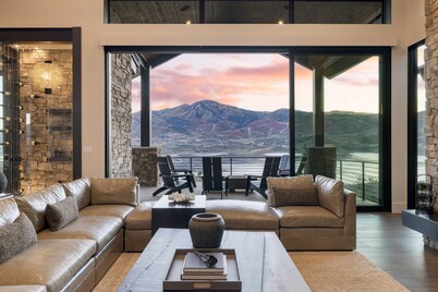 Reflection by Avantstay Sleeps 18 Lake Views Hot Tub Game Room