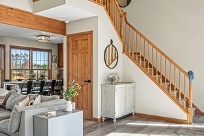 3 bedrooms - Laker s Pointe by Avantstay Lakefront Private Peninsula Hot Tub Game Room (Long Pond)