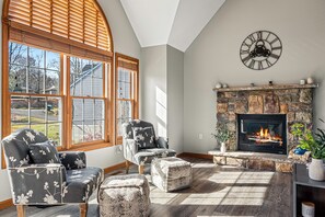 3 bedrooms - Laker s Pointe by Avantstay Lakefront Private Peninsula Hot Tub Game Room (Long Pond)