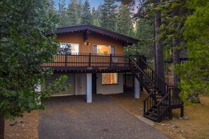 4 bedrooms - Fawn by Avantstay Secluded Cabin w Large Deck Surrounded by Forest (Tahoma)
