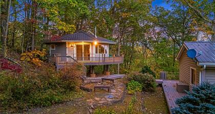 Cabin in the Sky by Avantstay Deck w Views
