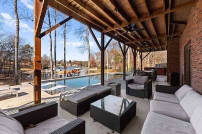 Winding Down by Avantstay Sleeps 20 Dock View