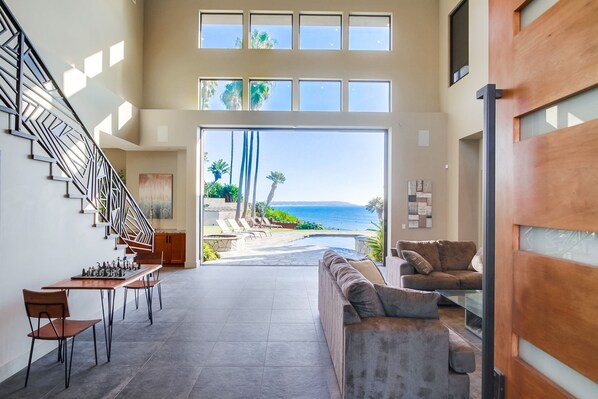 3 bedrooms - Sea Ridge by Avantstay Oceanfront Villa w Pool Hot Tub Fire Pit (La Jolla)