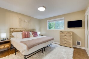 House | 3 bedrooms - Polnell Point Lookout by Avantstay Water Views Hot Tub Large Patio (Oak Harbor)