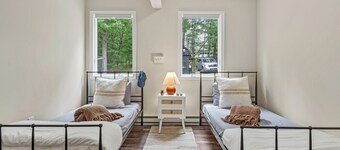 The Evergreen Escape by Avantstay Modern Cabin w Volleyball Court Hot Tub