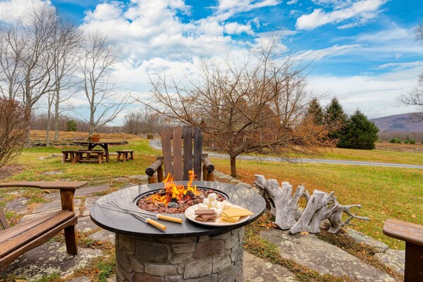 House - West Settlement Ranch by Avantstay Hudson Valley Escape Firepit Patio Yard (Ashland)