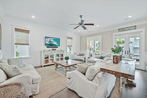 4 bedrooms - Barefoot Paradise by Avantstay Walk to Beach Pool Bikes (Santa Rosa Beach)