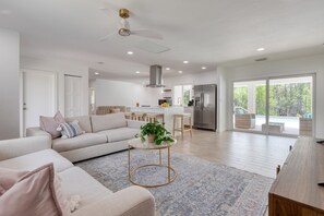 3 bedrooms - Casa Bonita by Avantstay Large Backyard Patio Pool Hot Tub (Bonita Springs)