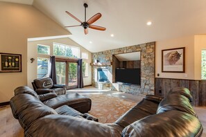 House | 4 bedrooms - Meyers Meadow by Avantstay Hot Tub Large Deck (South Lake Tahoe)