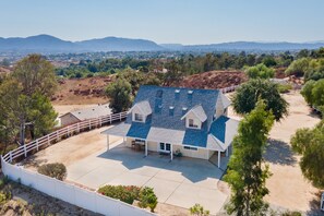 House | 2 bedrooms - Wine Country Retreat Gorgeous Views Minutes to Wineries (Temecula)