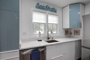 House | 2 bedrooms - Shem Creek Retreat by Avantstay 10 Mins to Downtown Charleston Yard Patio (Mount Pleasant)