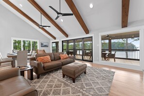 House - Water Break at the Lake by Avantstay Lakefront Private Dock (Mooresville)