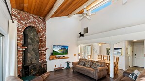 House - Mountain Palette by Avantstay Hot Tub Game Room Deck Sweeping Views (Big Bear City)