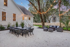 House | 4 bedrooms - Southern Oasis by Avantstay 0 5mi Walk to the Beach Pool Patio Large Yard (Isle of Palms)