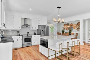 House | 4 bedrooms - Southern Oasis by Avantstay 0 5mi Walk to the Beach Pool Patio Large Yard (Isle of Palms)