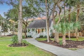 House | 4 bedrooms - Southern Oasis by Avantstay 0 5mi Walk to the Beach Pool Patio Large Yard (Isle of Palms)