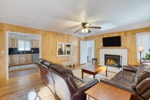 House | 4 bedrooms - Creekside Haven Gatlinburg Escape by a Bubbling Creek Near Top Attractions (Gatlinburg)