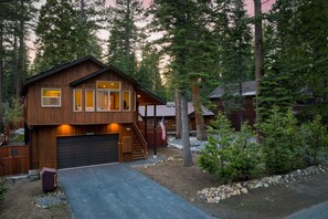 House - Washoe Chalet by Avantstay Game Room Hot Tub Putting Green Fire Pit (Tahoma)