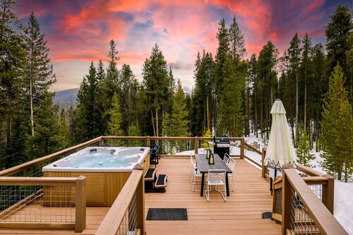 Treehouse by Avantstay Secluded Mountain Cabin w Views Hot Tub Treehouse