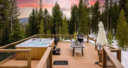 Treehouse by Avantstay Secluded Mountain Cabin w Views Hot Tub Treehouse