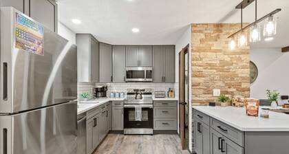 The Bear s Den by Avantstay Prime Location Renovated w Movie Game Room