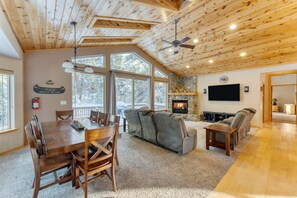 House | 4 bedrooms - Cherry Hills Spacious Tahoe Cabin With Deck Fireplace Open Interiors (South Lake Tahoe)