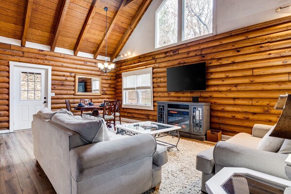 5 bedrooms - Artful Craftsman Hot Tub Firepit and Pond Gatlinburg National Parks (Gatlinburg)