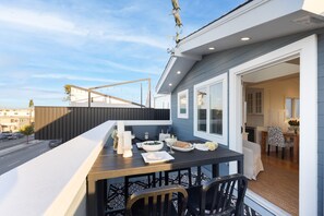 Room - Twin Dolphins by Avantstay Steps to Beach Deck (Newport Beach)