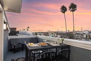 Room - Twin Dolphins by Avantstay Steps to Beach Deck (Newport Beach)