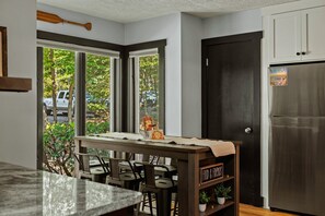 House - Pocono Bear Den by Avantstay Stylish Modern Deck w Grill Outdoor Dining (Pocono Pines)