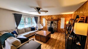 House | 4 bedrooms - The Wooden Nest by Avantstay Deck Big Yard w Hammocks Fire Pit (Long Pond)