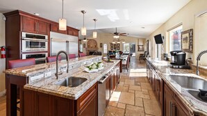 A spacious kitchen with granite countertops, stainless steel appliances, and pendant lighting. - Chardonnay Charm by Avantstay Luxe Group Retreat w Pool Mins to Wineries (Temecula)