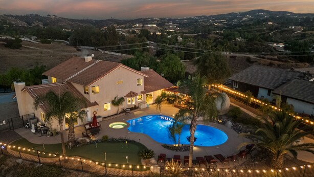 A house with a swimming pool, outdoor seating, and a fenced yard. - Chardonnay Charm by Avantstay Luxe Group Retreat w Pool Mins to Wineries (Temecula)