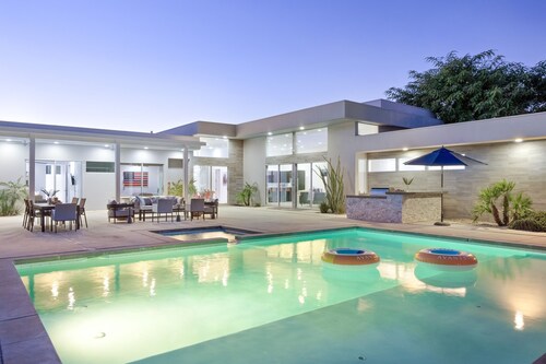 Polo Villa 9 by Avantstay Backyard w Putting Green Pool Spa 5 BDR 260312