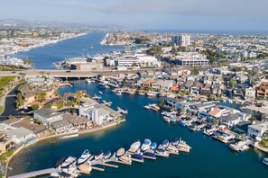 House | 2 bedrooms - Canalfront Charmer by Avantstay Waterfront w Private Dock Hot Tub (Newport Beach)