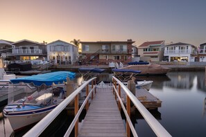 House | 2 bedrooms - Canalfront Charmer by Avantstay Waterfront w Private Dock Hot Tub (Newport Beach)