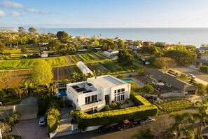 House - Beachcomber by Avantstay Elegant Modern Estate w Pool Hot Tub Outdoor Dining (Cardiff-by-the-Sea)