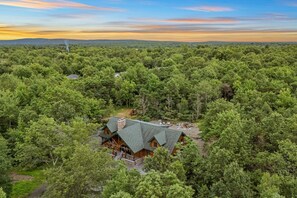 5 bedrooms - The Bigwood Cabin by Avantstay Hot Tub Firepit Pool Table Private Yard (Long Pond)