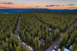 An aerial view of a forested area with a road and a cabin. - Hansel by Avantstay Pool Table 5mins to Skiing (Truckee)