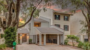 A two-story residential building with a gated entrance, a mailbox, and a driveway. - Mizzenmast by Avantstay Harbourtown Escape Group Retreat w Patio (Hilton Head Island)