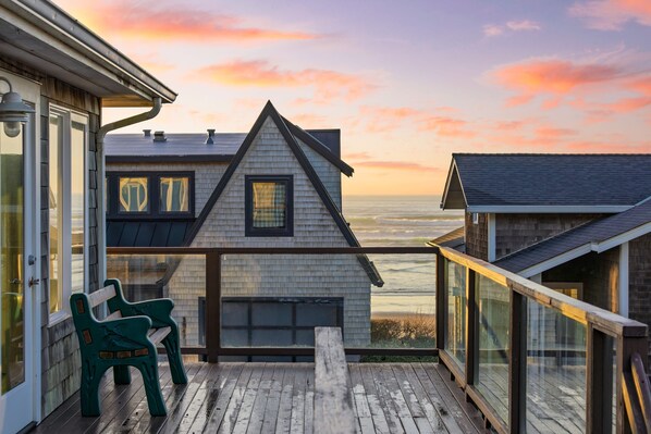 House | 2 bedrooms - Pacific Breeze Ocean Views Steps to Cannon Beach Airy Coastal Retreat (Cannon Beach)